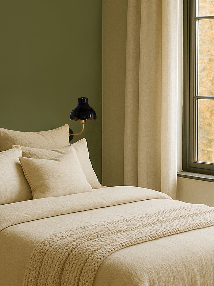 Wells 35cm Zwart leeslamp Van PR Home - De goudkleurige binnenkant reflecteert het licht op een warme en aangename manier en cre&euml;ert een uitnodigende sfeer in de kamer.