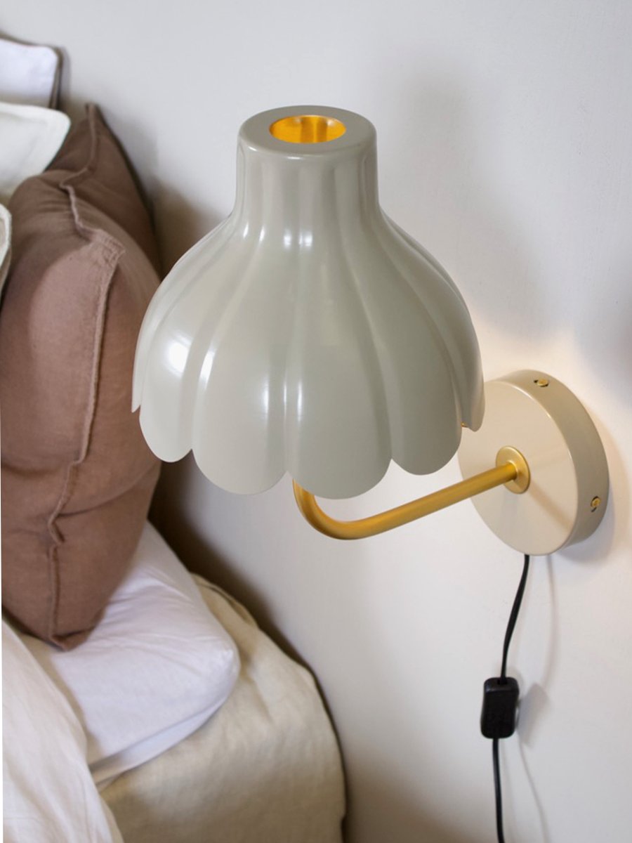 Wells 35cm Beige leeslamp Van PR Home - De goudkleurige binnenkant reflecteert het licht op een warme en aangename manier en cre&euml;ert een uitnodigende sfeer in de kamer.