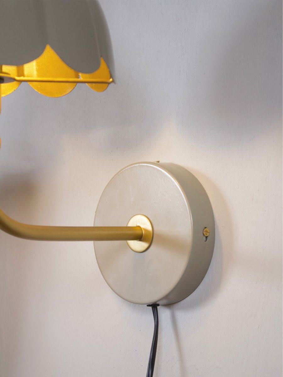 Wells 35cm Beige leeslamp Van PR Home - De goudkleurige binnenkant reflecteert het licht op een warme en aangename manier en cre&euml;ert een uitnodigende sfeer in de kamer.