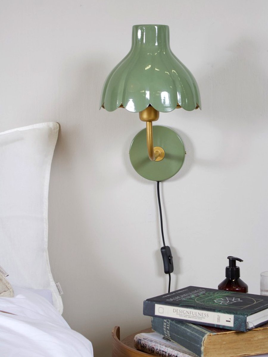 Wells 35cm Mosgroen leeslamp Van PR Home - De goudkleurige binnenkant reflecteert het licht op een warme en aangename manier en cre&euml;ert een uitnodigende sfeer in de kamer.
