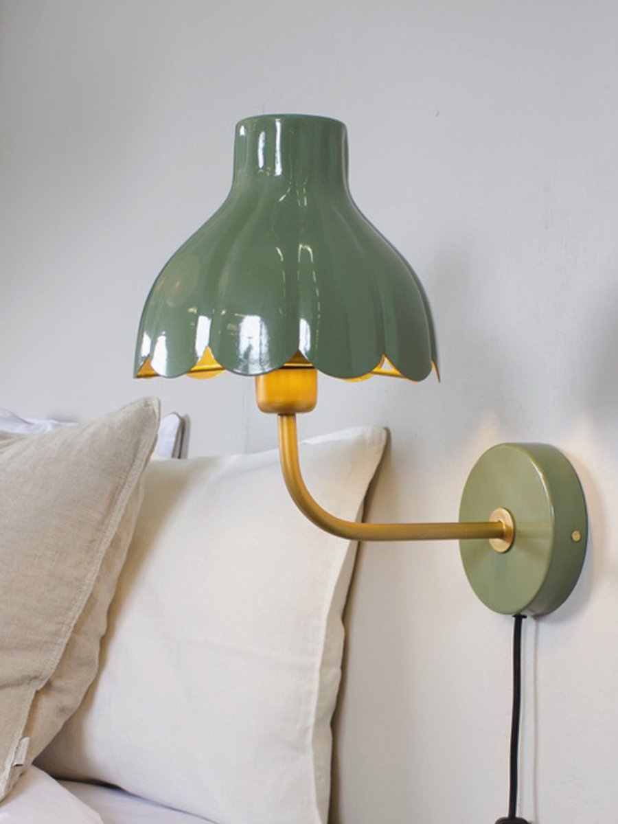 Wells 35cm Mosgroen leeslamp Van PR Home - De goudkleurige binnenkant reflecteert het licht op een warme en aangename manier en cre&euml;ert een uitnodigende sfeer in de kamer.