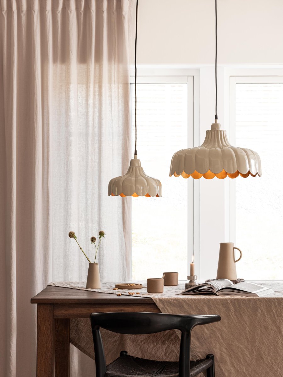 Wells Ø24 Beige raamlamp Van PR Home - We lieten ons inspireren door een bloem en cre&euml;erden deze serie in verschillende modellen en kleuren.