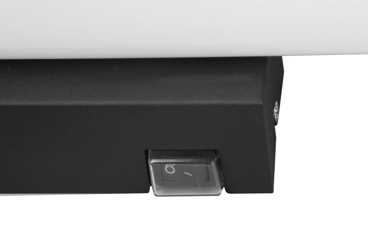 Mattimo 40cm Zwart badkamerlamp Van Trio Lighting - De combinatie van matzwart metaal en wit kunststof zorgt voor een harmonieuze uitstraling en kan worden bediend met een wandschakelaar of de geïntegreerde aan/uit-schakelaar.