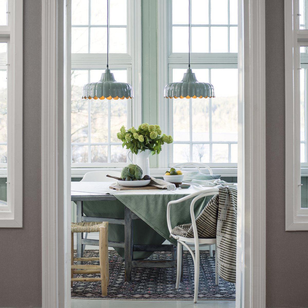 Wells Ø45 Groente hanglamp Van PR Home - Wij lieten ons inspireren door een bloem en cre&euml;erden deze serie in verschillende kleuren en modellen.