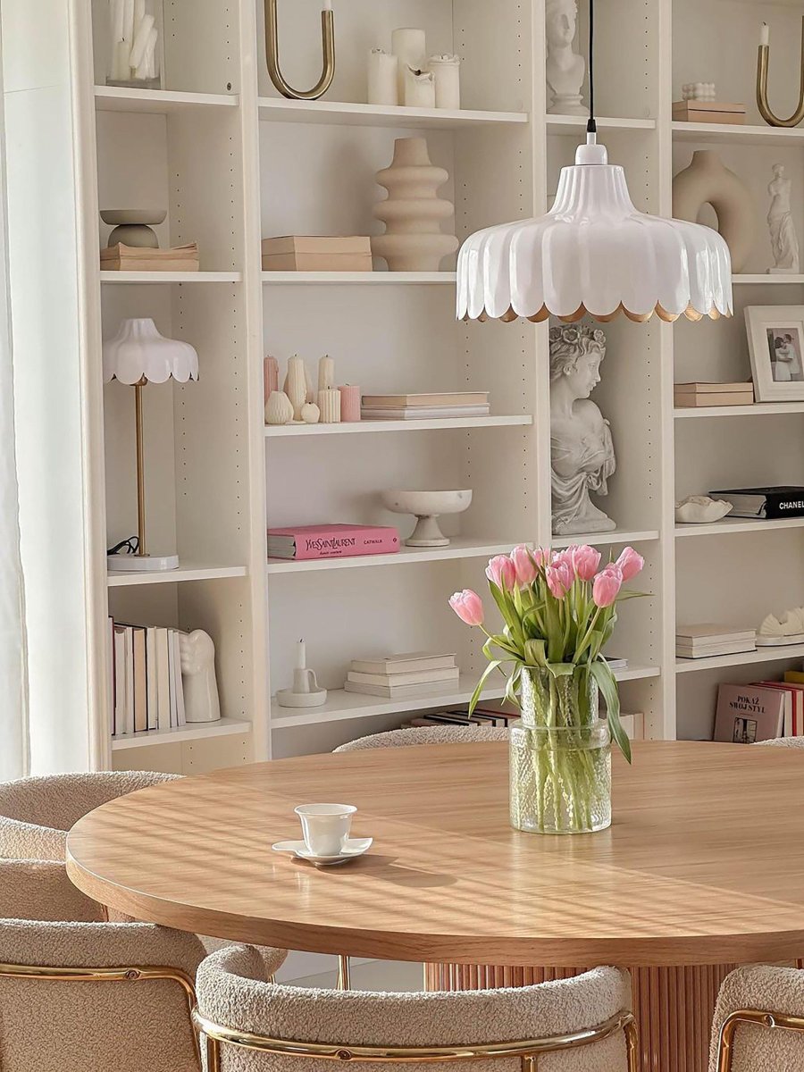 Wells 50cm Wit tafellamp Van PR Home - We werden ge&iuml;nspireerd door een bloem en cre&euml;erden deze serie in meer kleuren en modellen.