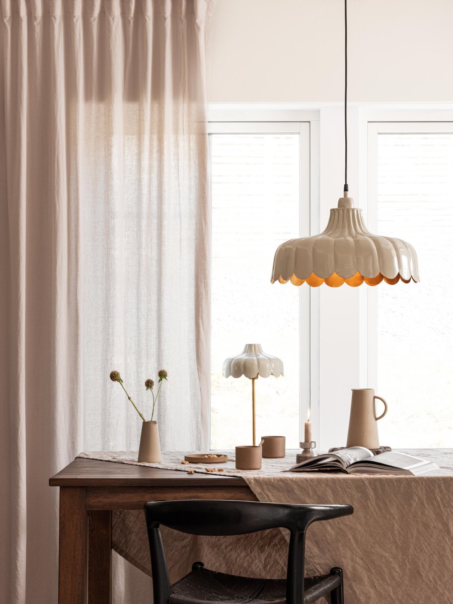 Wells 50cm Beige tafellamp Van PR Home - We werden ge&iuml;nspireerd door een bloem en cre&euml;erden deze serie in meer kleuren en modellen.