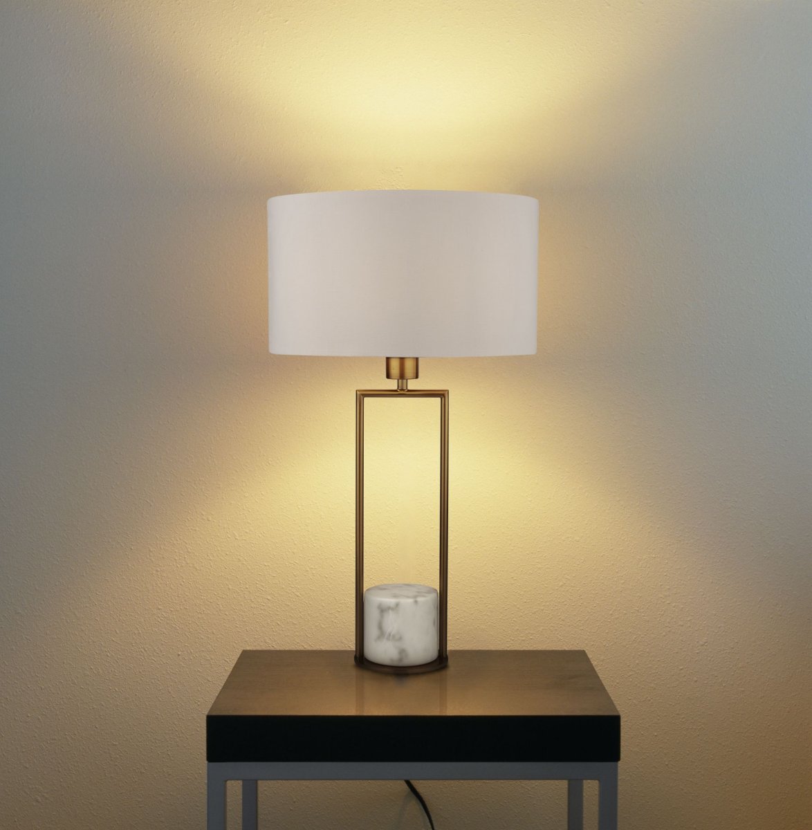 Claire 45cm Goud tafellamp Van Searchlight - Met zijn open en luchtige frame en ronde marmeren voet geeft het een moderne en toch tijdloze uitstraling die perfect past in zowel klassieke als eigentijdse interieurs.