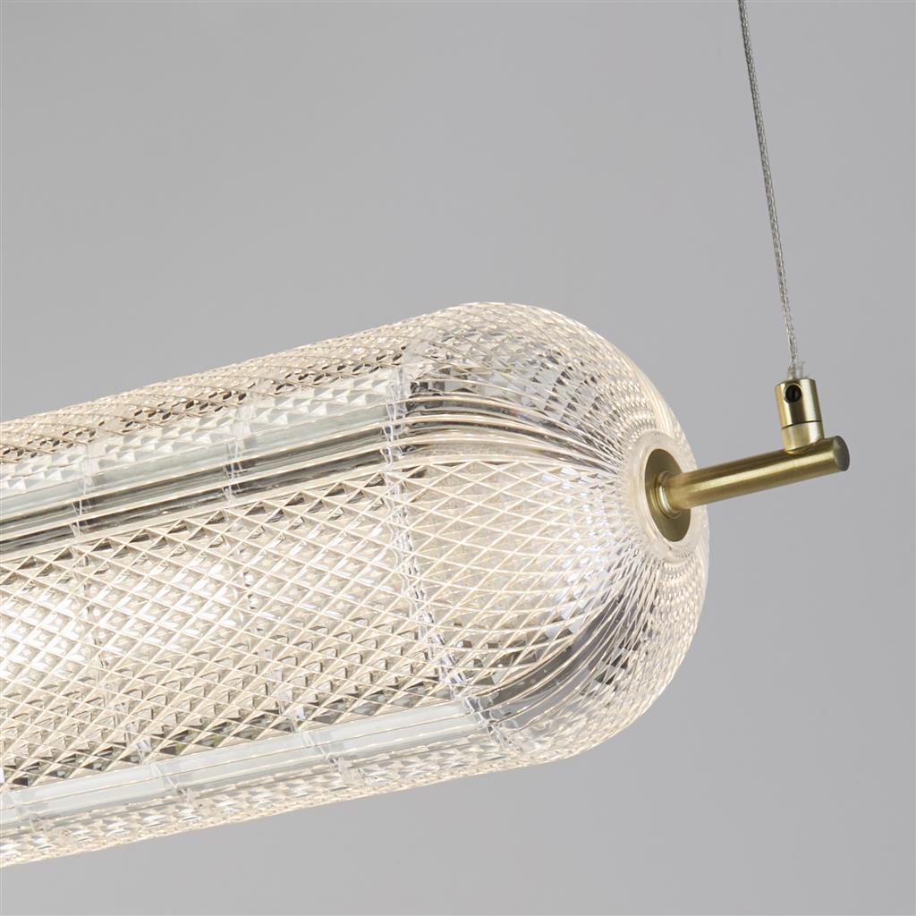 Capsule 108cm Messing hanglamp Van Searchlight - Capsule is een elegante en moderne hanglamp met details van satijnmessing en een kap van acrylglas die een zacht en aangenaam licht verspreidt.