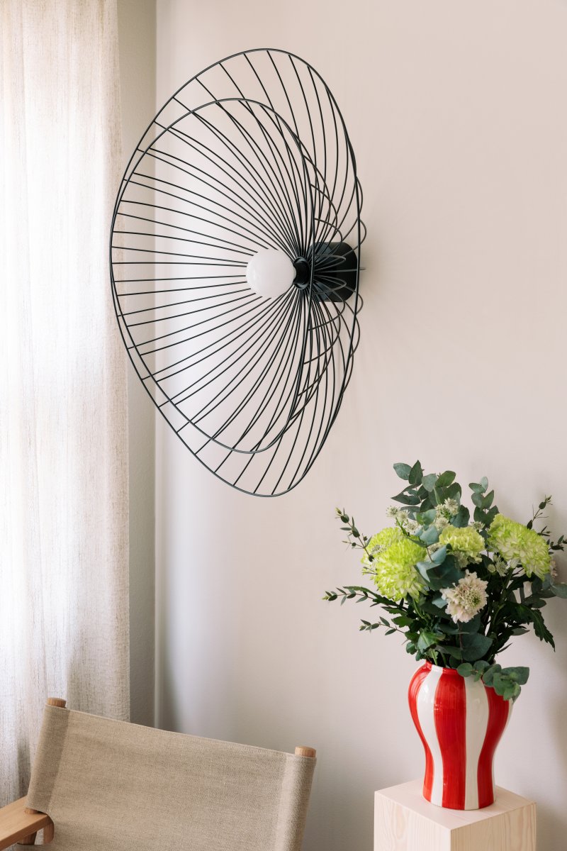 Ray Ø85 Zwart wandlamp Van Globen Lighting - De lamp kan zowel aan het plafond als aan de muur worden bevestigd, waardoor hij flexibel in gebruik is.