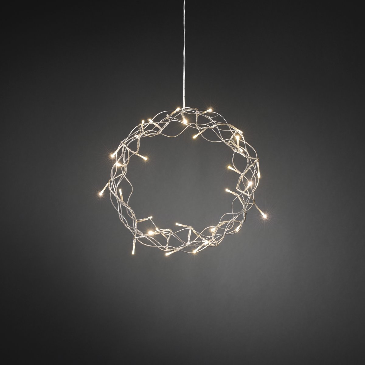 LED-krans Ø30 Zilver Van Konstsmide - Met een diameter van 30 cm is de slinger een prachtige decoratie om voor het raam of aan de muur te hangen, perfect om extra gezelligheid te cre&euml;ren tijdens de donkere maanden van het jaar.
