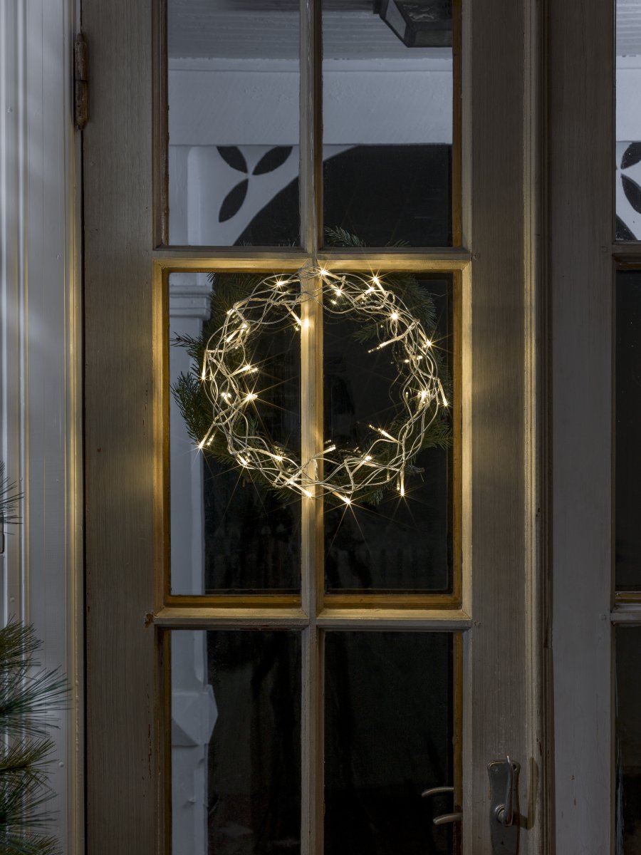 LED-krans Ø30 Zilver Van Konstsmide - Met een diameter van 30 cm is de slinger een prachtige decoratie om voor het raam of aan de muur te hangen, perfect om extra gezelligheid te cre&euml;ren tijdens de donkere maanden van het jaar.