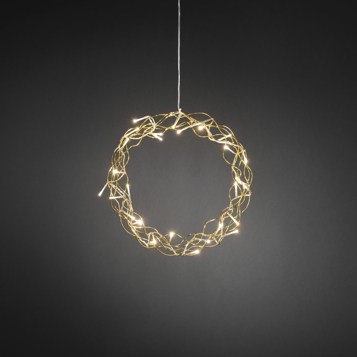 LED-krans Ø30 Goud Van Konstsmide - Met een diameter van 30 cm is de slinger een prachtige decoratie om voor het raam of aan de muur te hangen, perfect om extra gezelligheid te cre&euml;ren tijdens de donkere maanden van het jaar.