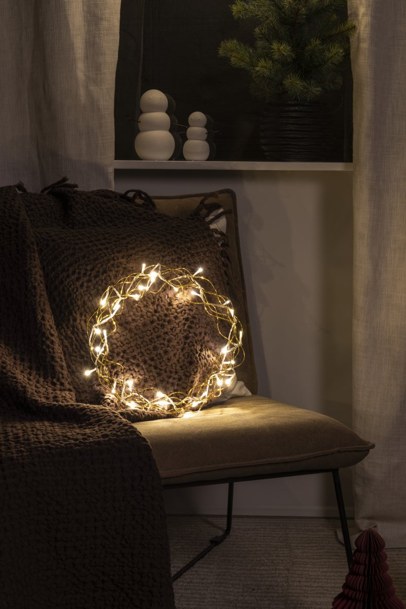 LED-krans Ø30 Goud Van Konstsmide - Met een diameter van 30 cm is de slinger een prachtige decoratie om voor het raam of aan de muur te hangen, perfect om extra gezelligheid te cre&euml;ren tijdens de donkere maanden van het jaar.