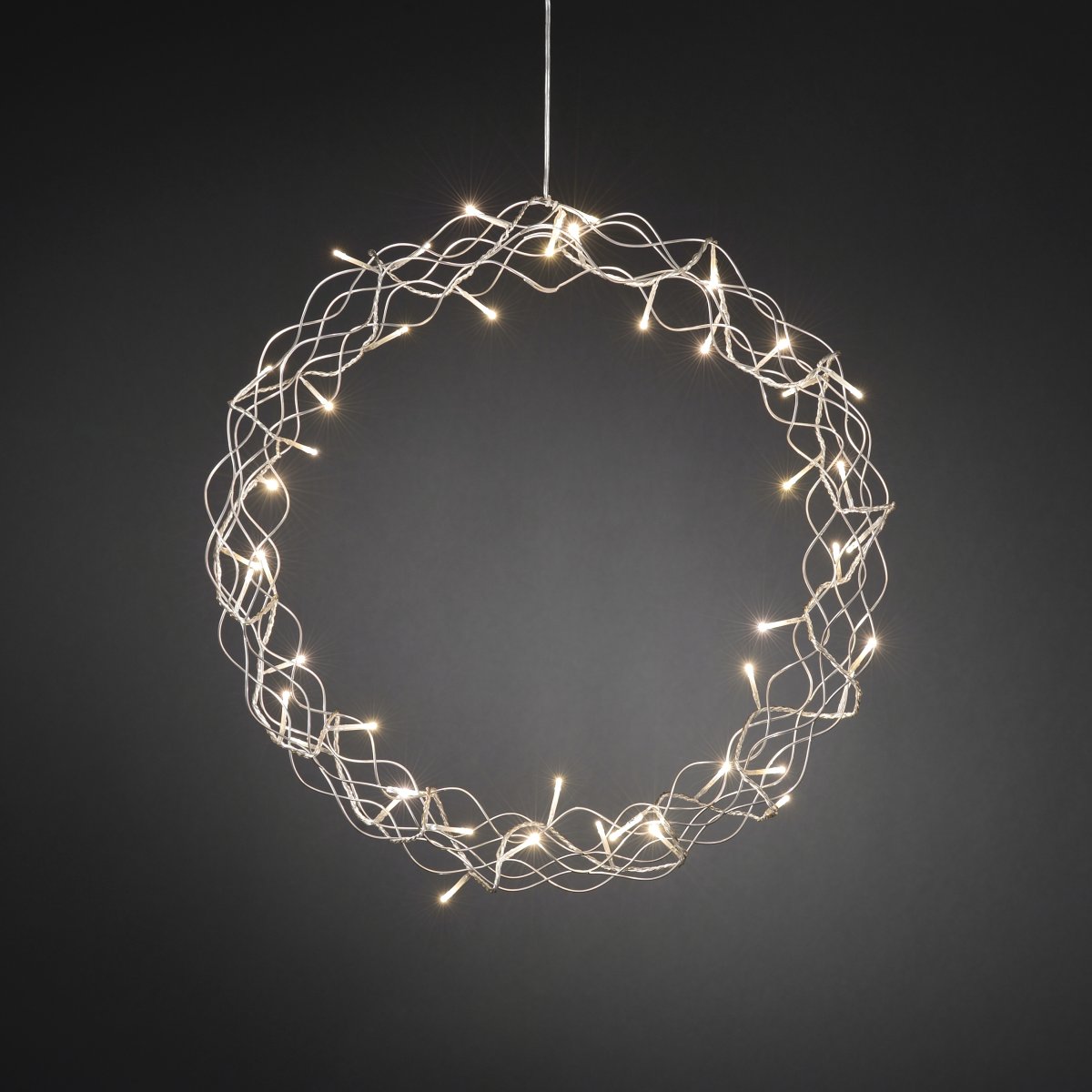 LED-krans Ø45 Zilver Van Konstsmide - Met een diameter van 45 cm is de slinger een prachtige decoratie om voor het raam of aan de muur te hangen, perfect om extra gezelligheid te cre&euml;ren tijdens de donkere maanden van het jaar.