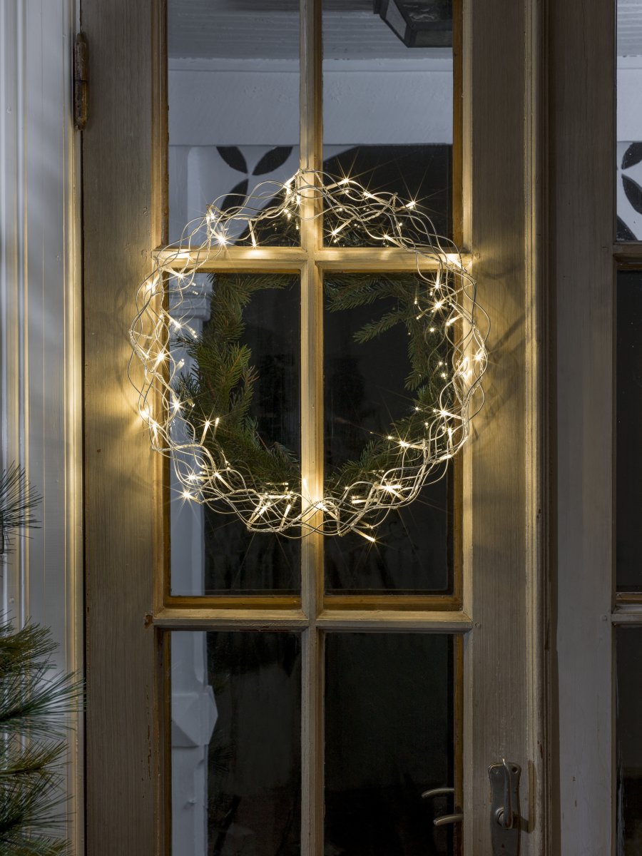 LED-krans Ø45 Zilver Van Konstsmide - Met een diameter van 45 cm is de slinger een prachtige decoratie om voor het raam of aan de muur te hangen, perfect om extra gezelligheid te cre&euml;ren tijdens de donkere maanden van het jaar.