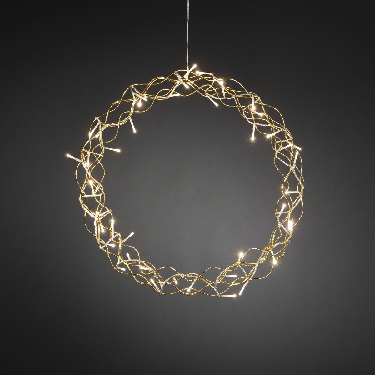 LED-krans Ø45 Goud Van Konstsmide - Met een diameter van 45 cm is de slinger een prachtige decoratie om voor het raam of aan de muur te hangen, perfect om extra gezelligheid te cre&euml;ren tijdens de donkere maanden van het jaar.