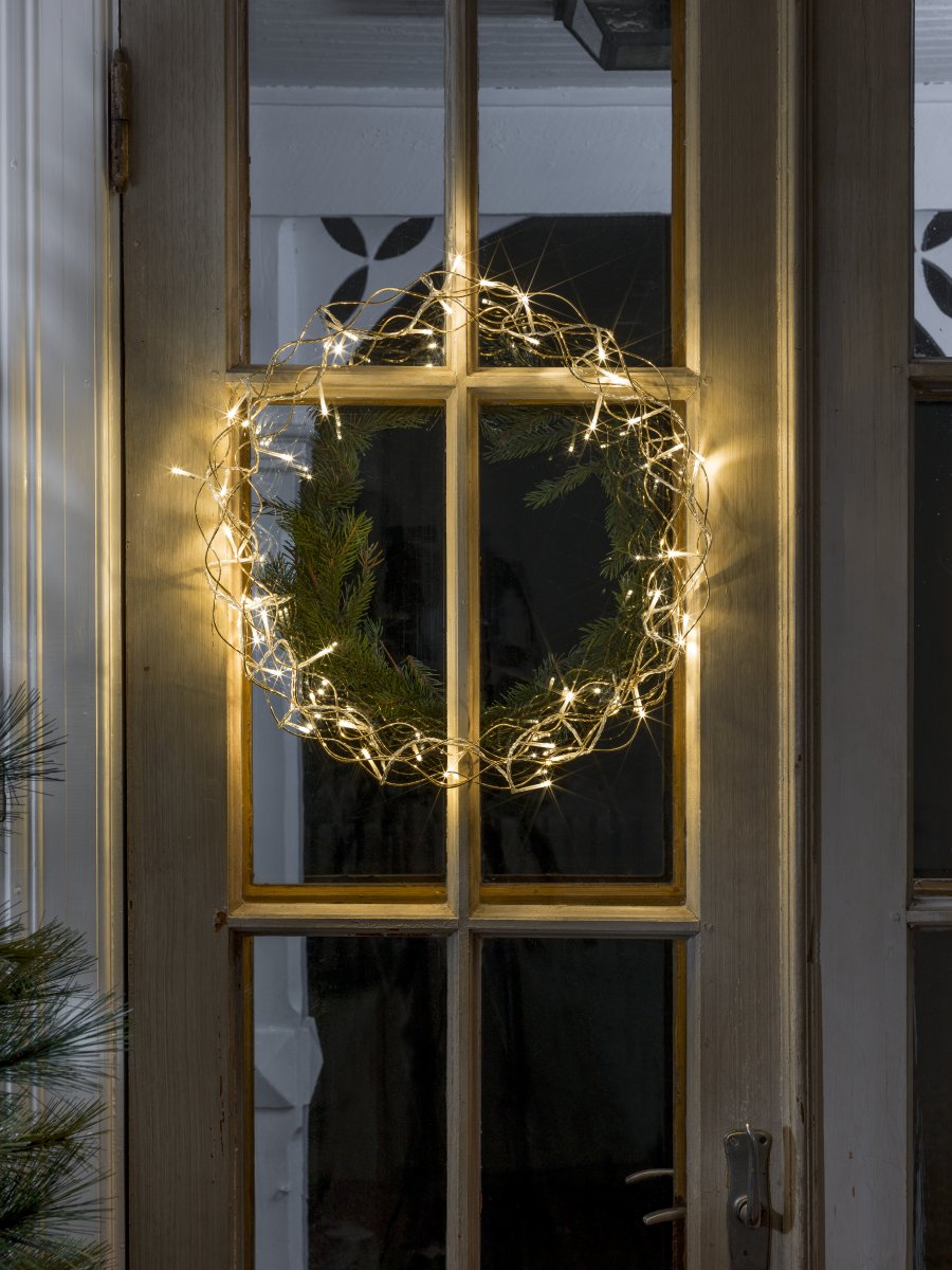 LED-krans Ø45 Goud Van Konstsmide - Met een diameter van 45 cm is de slinger een prachtige decoratie om voor het raam of aan de muur te hangen, perfect om extra gezelligheid te cre&euml;ren tijdens de donkere maanden van het jaar.