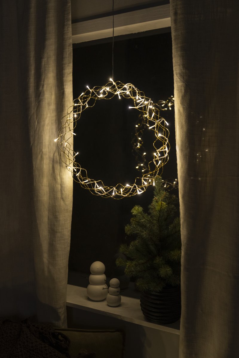 LED-krans Ø45 Goud Van Konstsmide - Met een diameter van 45 cm is de slinger een prachtige decoratie om voor het raam of aan de muur te hangen, perfect om extra gezelligheid te cre&euml;ren tijdens de donkere maanden van het jaar.