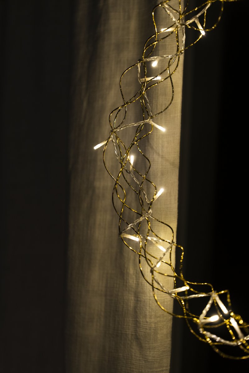 LED-krans Ø45 Goud Van Konstsmide - Met een diameter van 45 cm is de slinger een prachtige decoratie om voor het raam of aan de muur te hangen, perfect om extra gezelligheid te cre&euml;ren tijdens de donkere maanden van het jaar.