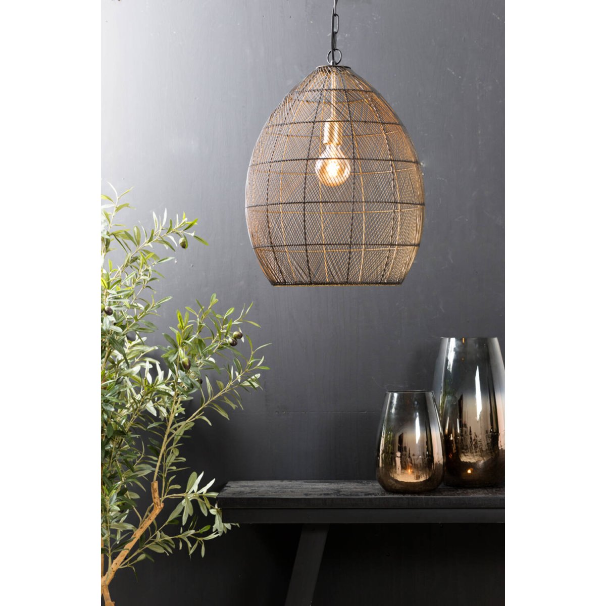 Meya Ø40 Zwart/goud hanglamp Van Light & Living - Meya is een stijlvolle plafondlamp van zwart metaal, waarbij het open design een luchtige en moderne uitstraling creëert.