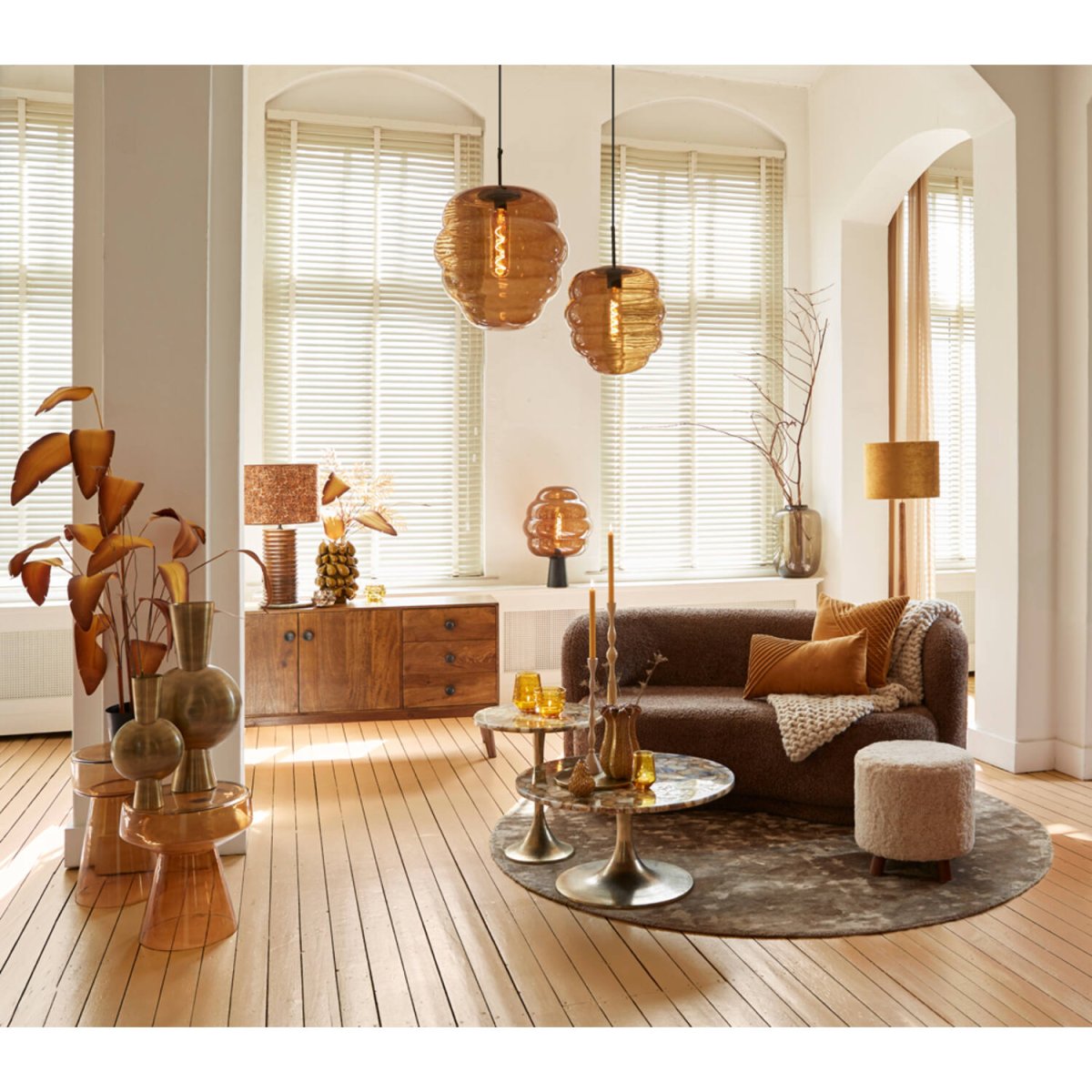 Misty Ø45 Bruin hanglamp Van Light & Living - De unieke vorm en het getinte glas zorgen voor een zacht en aangenaam licht, perfect voor een modern interieur.