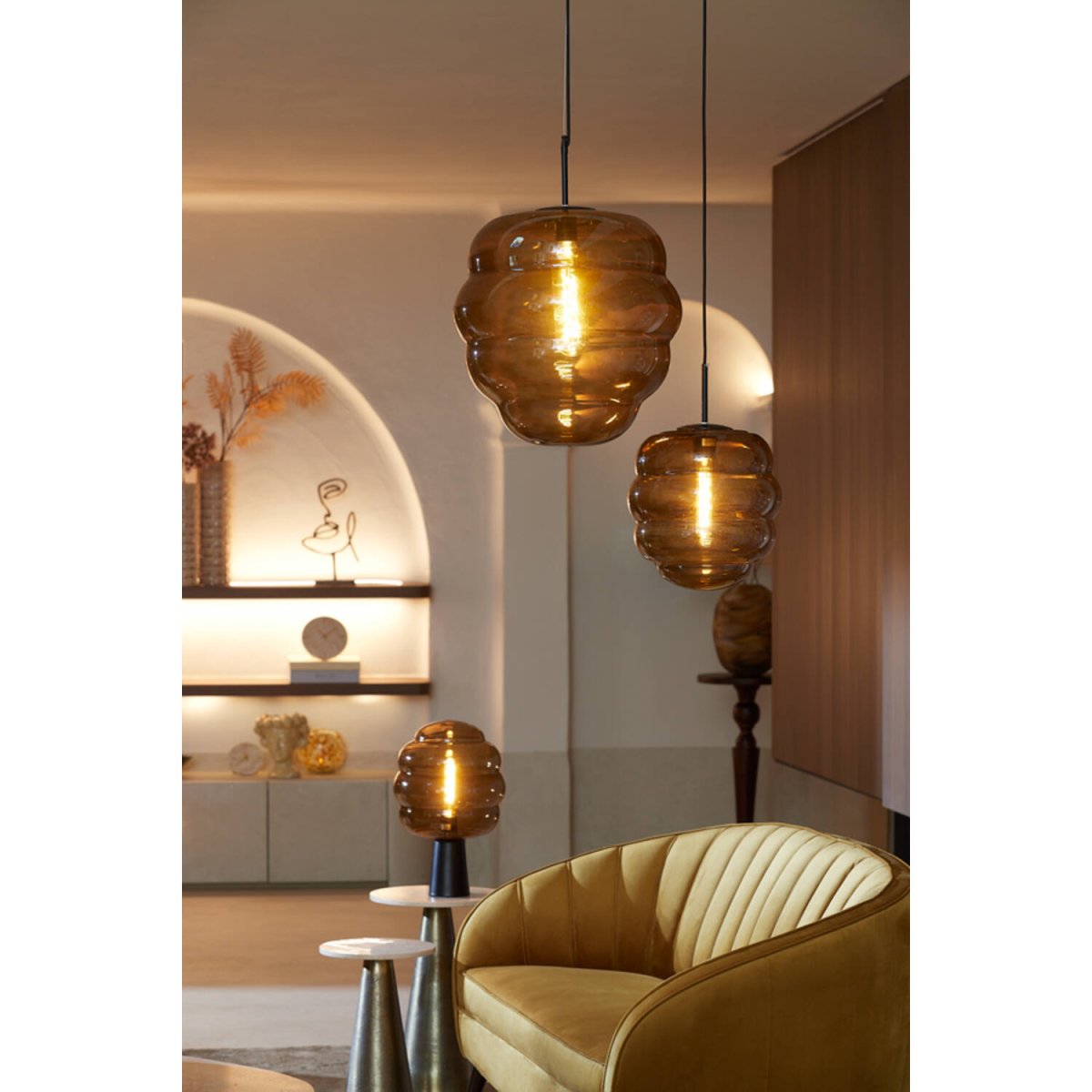 Misty Ø45 Bruin hanglamp Van Light & Living - De unieke vorm en het getinte glas zorgen voor een zacht en aangenaam licht, perfect voor een modern interieur.