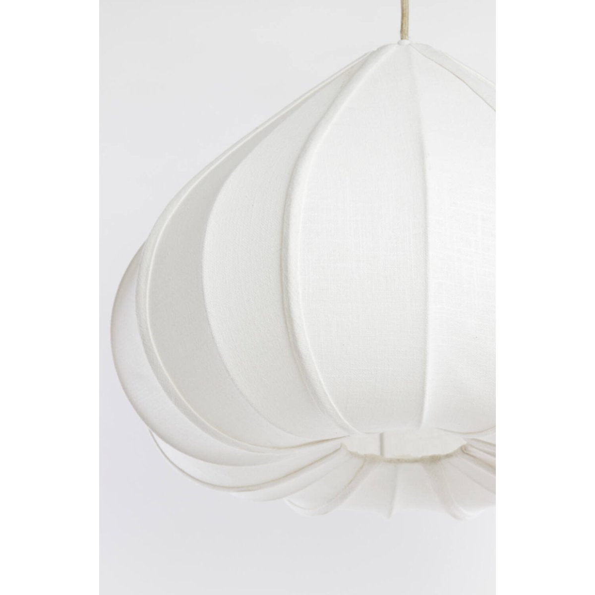 Zubeda Ø50 Crèmewit hanglamp Van Light & Living - Zubeda heeft een zachte en elegante vorm, bekleed met cr&egrave;mekleurige stof die zorgt voor een warme en aangename lichtverspreiding.