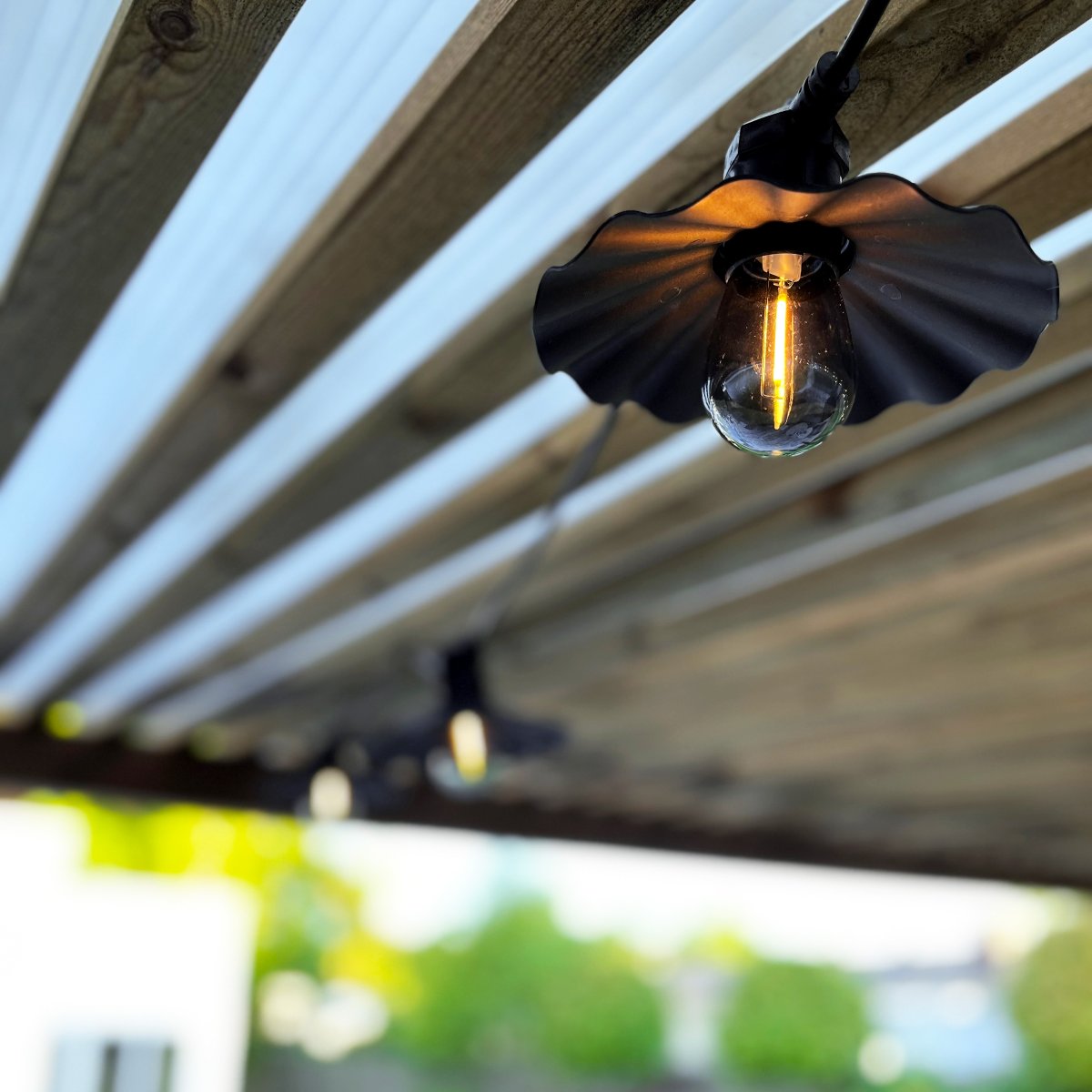 Shady 10 Zwart Van Lightson - Garden Plug &amp; Play from LightsOn - Een flexibel en betaalbaar 12-voltsysteem voor uw tuin, dat u eenvoudig zelf kunt installeren en later kunt uitbreiden tot wel 50 meter, indien gewenst.
