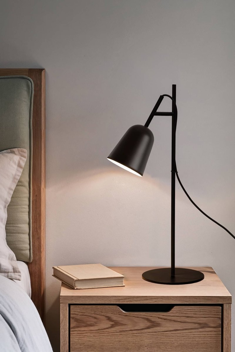Studio 55cm Zwart bureaulamp Van Faro Barcelona - Het kenmerk van de lamp is de decoratieve kabelklem in de vorm van een boomtak, een uniek detail dat karakter toevoegt.