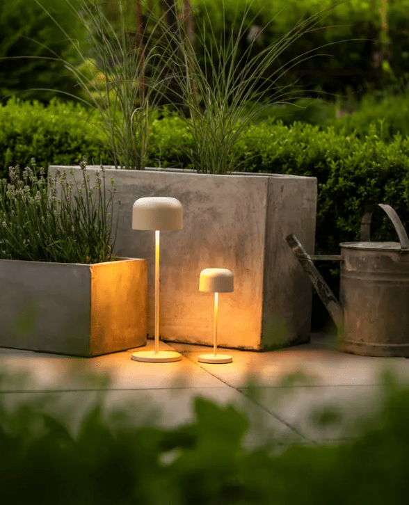 Lille 36cm Zand Draagbare Van Konstsmide - De lamp is voorzien van een touchdimmer, waarmee u de helderheid en kleurtemperatuur kunt aanpassen van warmgeel tot warmwit licht.