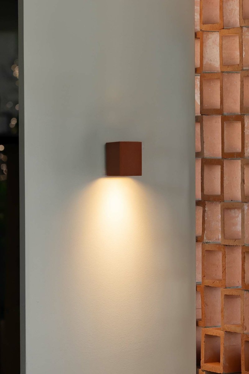 Lune 10cm Terracotta wandlamp Van Faro Barcelona - Lune is een vierkante wandlamp met een zachte terracotta afwerking die perfect past in hallen, corridors en andere doorgangen.