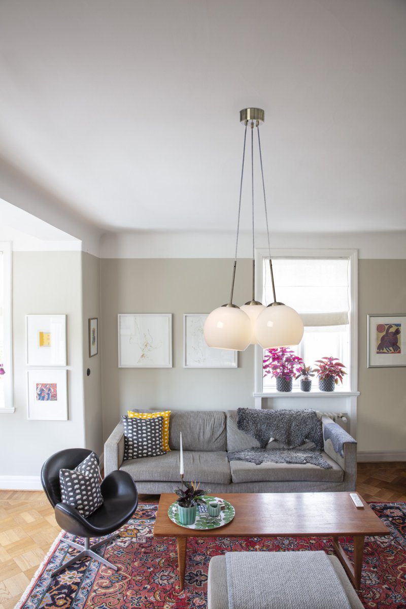 Salle Ø45 Antiek messing hanglamp Van Cottex - Elke glazen koepel heeft een diameter van 23 cm, wat de lamp een zachte en elegante uitstraling geeft.