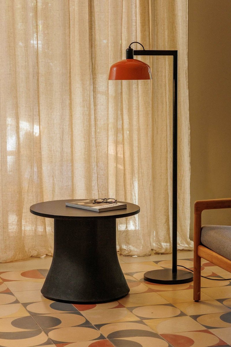 Tatawin Rood-oranje vloerlamp Van Faro Barcelona - Tatawin is een staande lamp met een zwarte structuur en een rood-oranje metalen kap die gericht licht verspreidt.