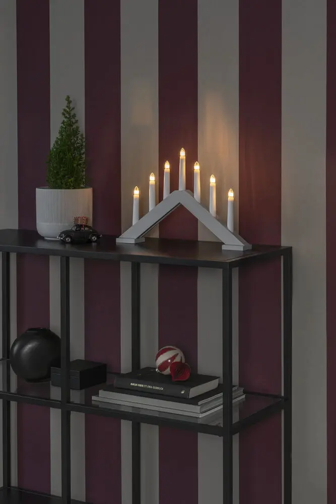 Candelabra 7 Lights Mat beige Van Konstsmide - De klassieke driehoekige vorm met zeven kaarsen cre&euml;ert een warme en sfeervolle gloed die de Adventstijd versterkt.