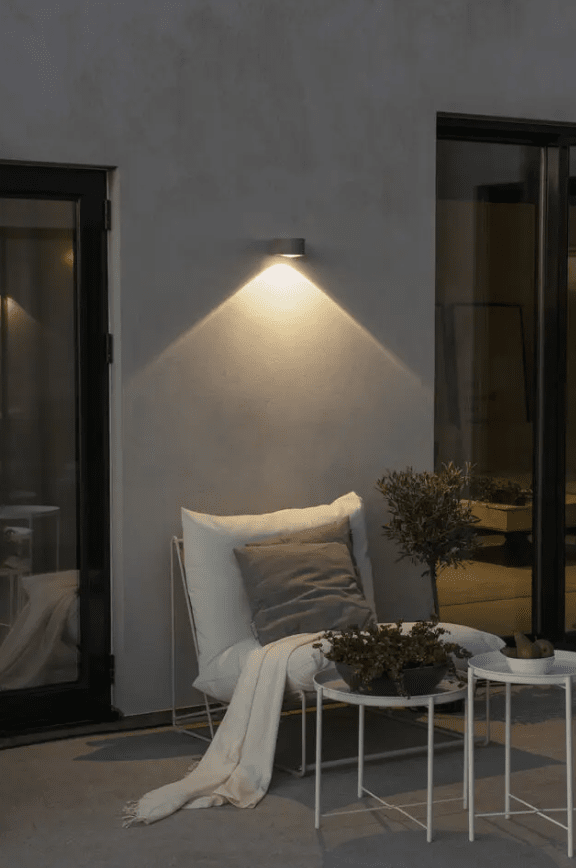 Gela 10cm Wit buitenlamp Van Konstsmide - Gela is een moderne wandlamp met een stijlvol design.