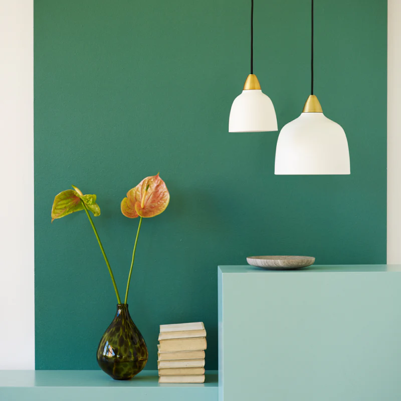 Urban Mini Ø15 Wit hanglamp Van Superliving - Ondanks zijn kleinere formaat verspreidt de Urban Mini een indrukwekkende lichtspreiding en is hij zowel geschikt voor boven het aanrecht als voor in een gezellige leeshoek.