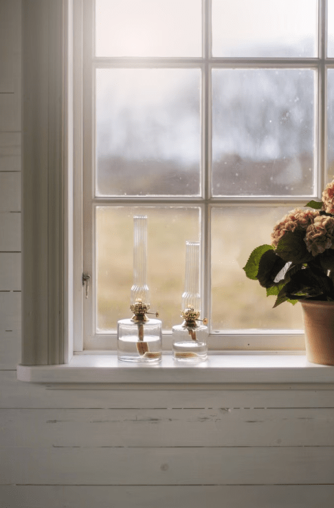 Kerosene lamp elvira big Transparant Van Strömshaga - Elegante petroleumlamp van gecanneleerd glas en messing brander.