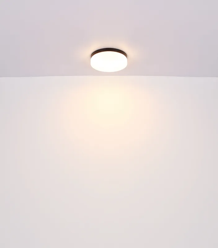 Vranos 30cm Zwart Van Globo Lighting - Lampan &auml;r tillverkad i aluminium och glas, vilket ger ett tidl&ouml;st och sofistikerat uttryck.