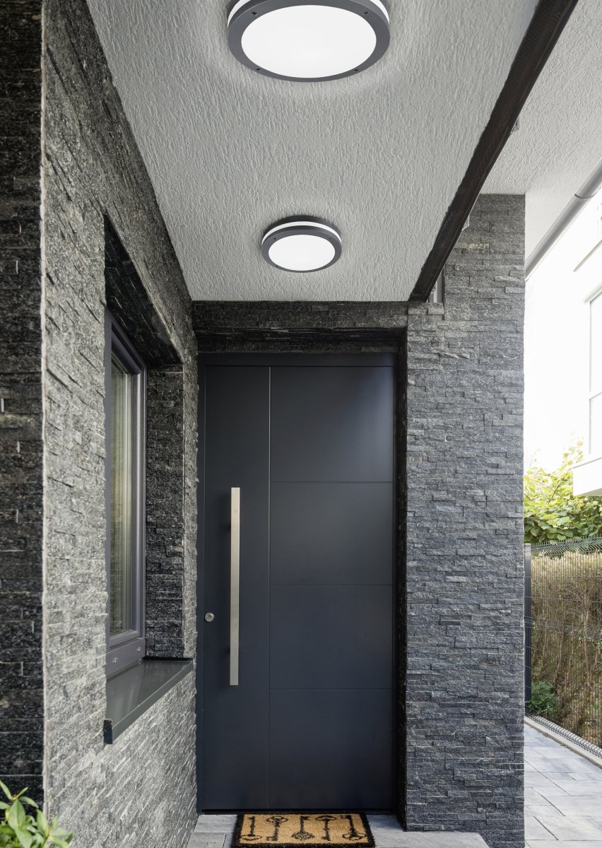 Piave Ø30 Antraciet Van Trio Lighting - De duurzame constructie met IP54-classificatie beschermt tegen vocht en stof, en het gelijkmatige licht zorgt het hele jaar door voor veiligheid en comfort.
