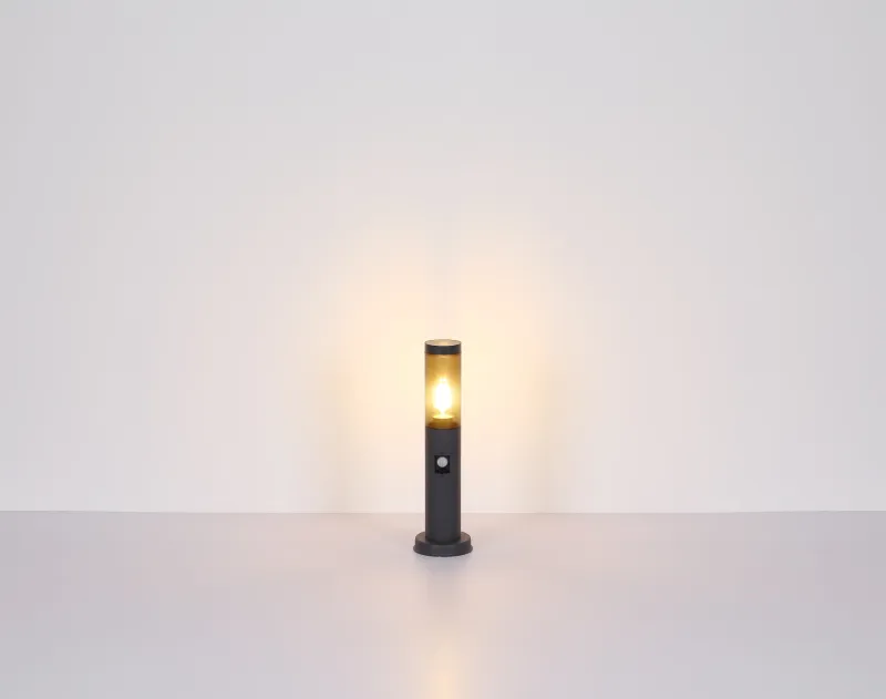 Boston 45cm Antraciet lichtpaaltjes Van Globo Lighting - Tillverkad i rostfritt st&aring;l med en r&ouml;kf&auml;rgad plastsk&auml;rm ger den ett mjukt och behagligt ljus.