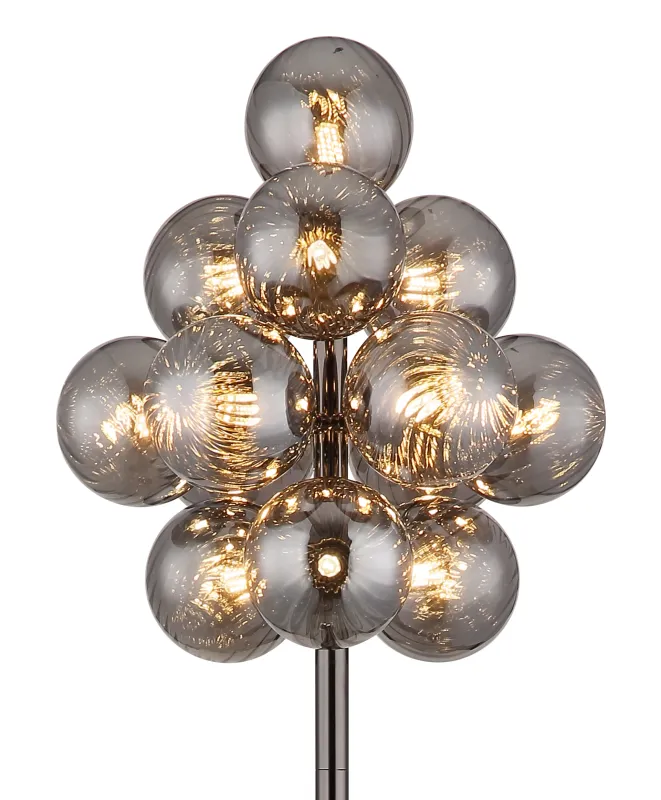 Conor Rookkleurig vloerlamp Van Globo Lighting - Den stilrena kombinationen av metall och glas skapar en sofistikerad och trendig look som passar perfekt i b&aring;de moderna och klassiska interi&ouml;rer.