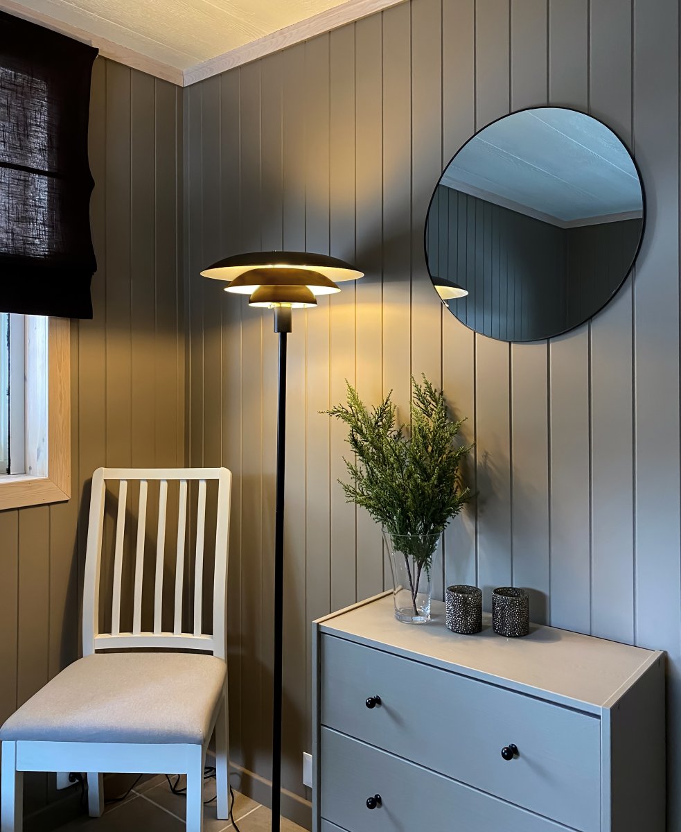 Epsilon Zwart vloerlamp Van Aneta Lighting - De Epsilon vloerlamp heeft een klassiek design met zwarte metalen kappen in drie niveaus die het licht prettig verspreiden en verblinding voorkomen.