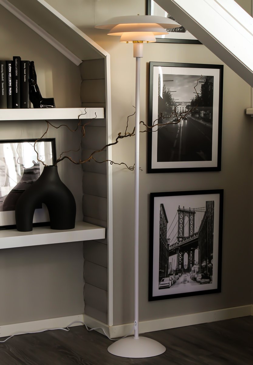 Epsilon Wit vloerlamp Van Aneta Lighting - De Epsilon vloerlamp heeft een klassiek design met witte metalen kappen in drie niveaus die het licht prettig verspreiden en verblinding voorkomen.