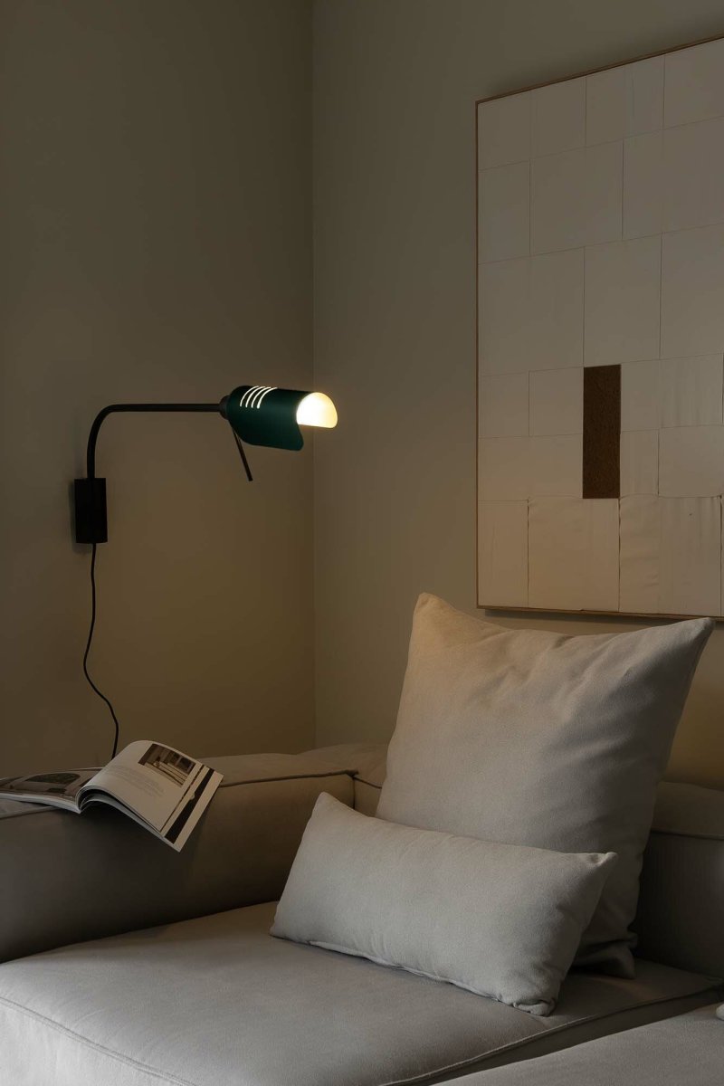 Martinica 85cm Zwart leeslamp Van Faro Barcelona - De golvende kap met een glanzende satijnen afwerking zorgt voor een zacht en functioneel licht, terwijl de zwarte metalen structuur een tijdloze elegantie toevoegt.