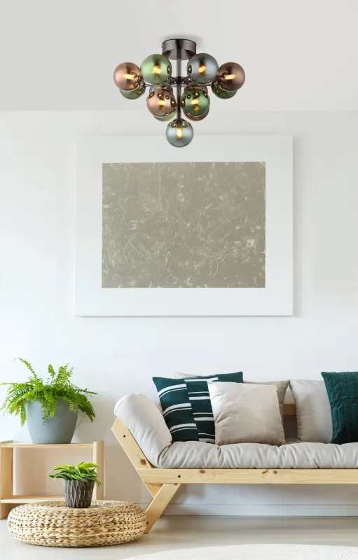 Grappy Ø56 Veelkleurig plafondlamp Van Globo Lighting - Den svarta, kromade metallstommen ger en modern touch, medan lampsk&auml;rmen pryds av en harmonisk blandning av brons-, gr&ouml;na och petrolf&auml;rgade glasklot.
