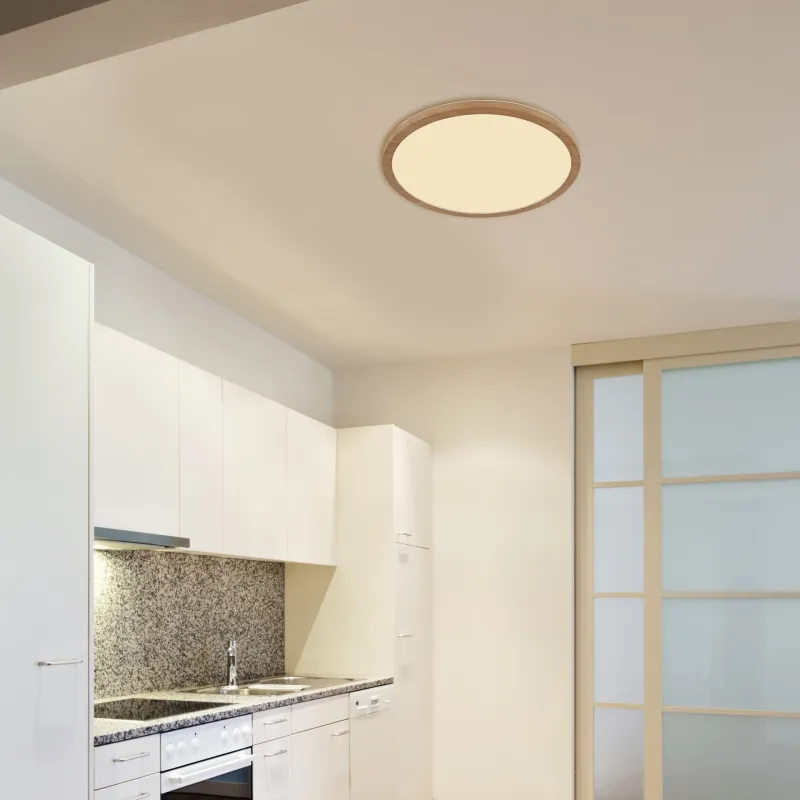 Sapana Ø42 Hout badkamerlamp Van Globo Lighting - Lampan &auml;r tillverkad av tr&auml;inspirerad och vit plast, vilket ger ett mjukt och bl&auml;ndfritt ljus.