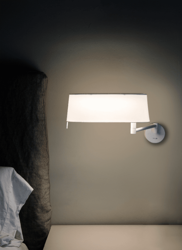Desliz 52cm Wit wandlamp Van Faro Barcelona - DESLIZ kenmerkt zich door de scharnierende arm in de structuur, waardoor het lichtpunt verplaatst en aangepast kan worden aan verschillende behoeften.