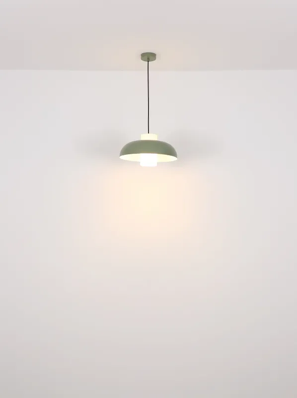 Lowe Ø38 Groente hanglamp Van Globo Lighting - Den runda sk&auml;rmen i matt gr&ouml;nf&auml;rgad metall ger ett elegant och tidl&ouml;st uttryck, medan den cylinderformade sk&auml;rmen i opalglas sprider ett mjukt och behagligt ljus.