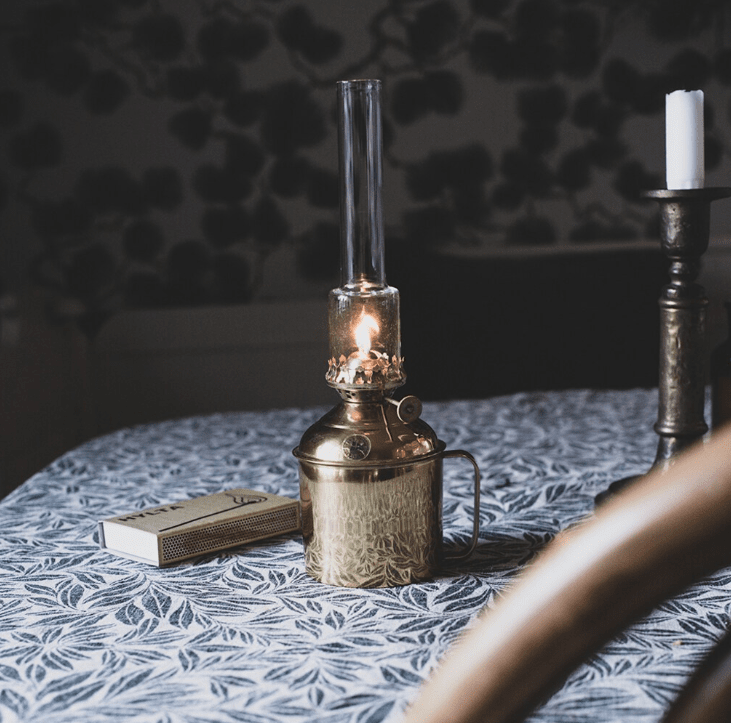 Kerosene lamp linné small Goud/messing Van Strömshaga - Kerosinelamp met een handvat van gepolijst messing en een brander van helder glas.