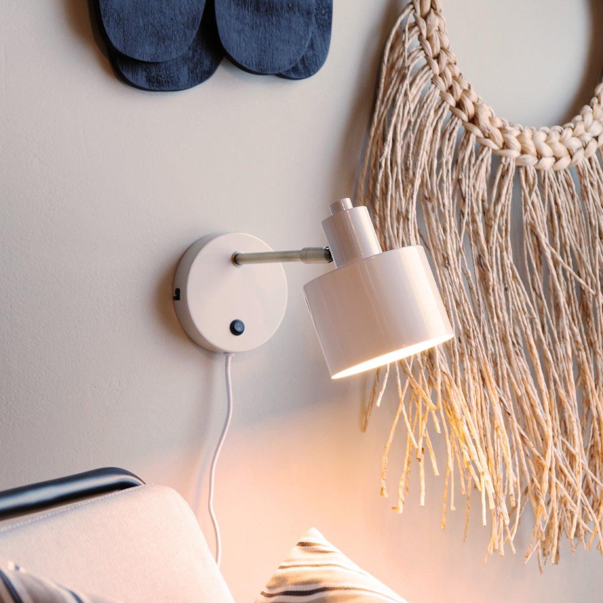 Ocean Beige leeslamp Van Dyberg Larsen - De Ocean wandlamp van Dyberg Larsen is een door de jaren 50 geïnspireerde lamp met een charmant retrodesign en een modern tintje.